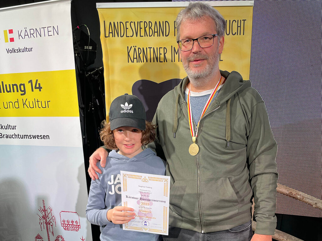 Imker mit Goldmedaille und Urkunde bei der Kärntner Honigprämierung